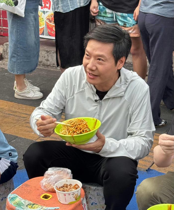 英伟达黄仁勋吃面火了之后，雷军也必须安排上！2026年6月15日，雷军在武汉武昌