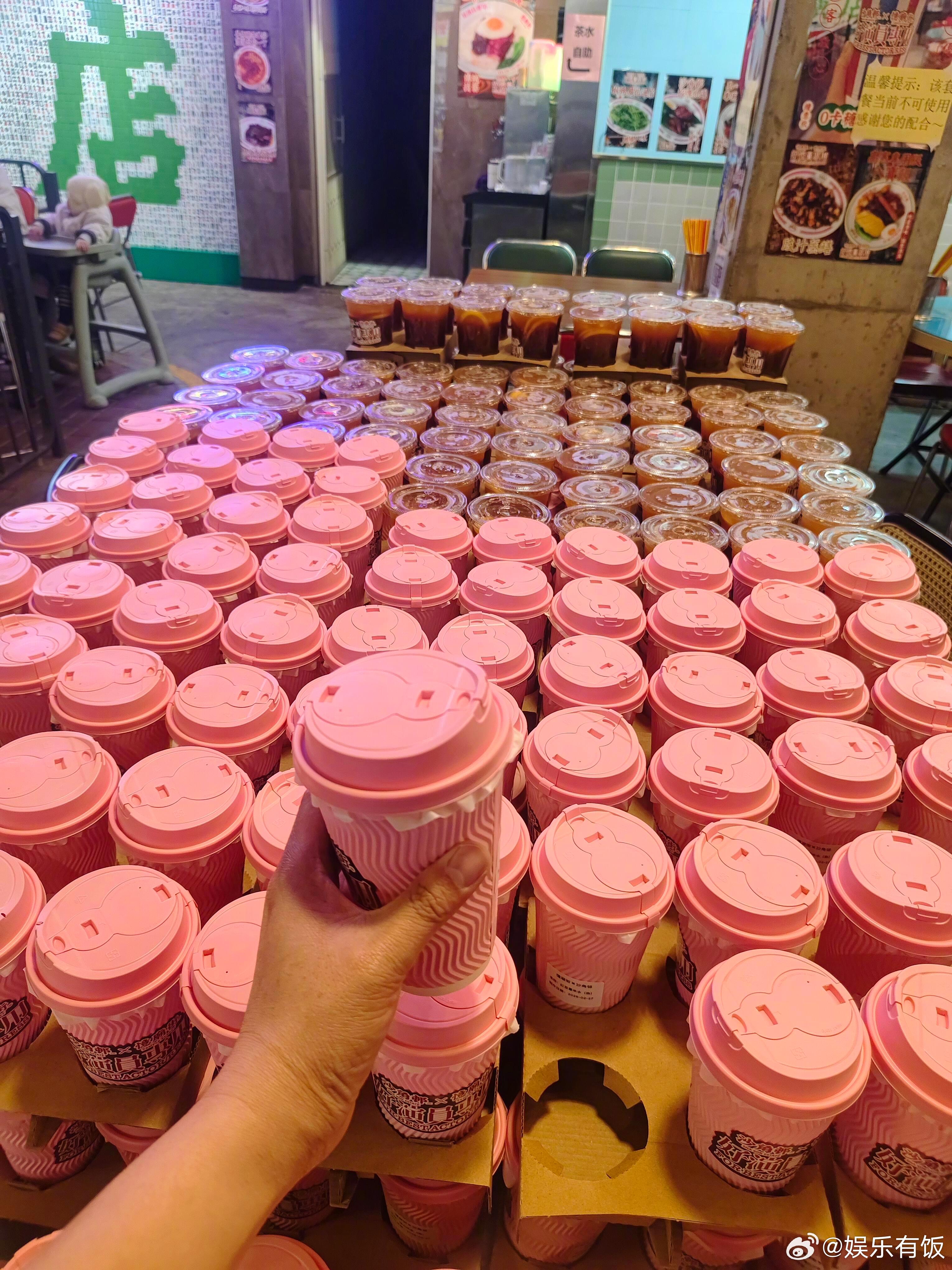 张凌赫请剧组员工喝奶茶张凌赫爱请客的漂亮哥哥网友分享张凌赫请剧组员工喝红豆薏米