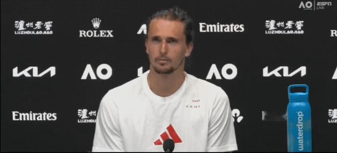 兹维列夫在谈及对阵阿尔卡拉斯时5-4领先的发球胜赛局时表示：“这是一场难以置信的