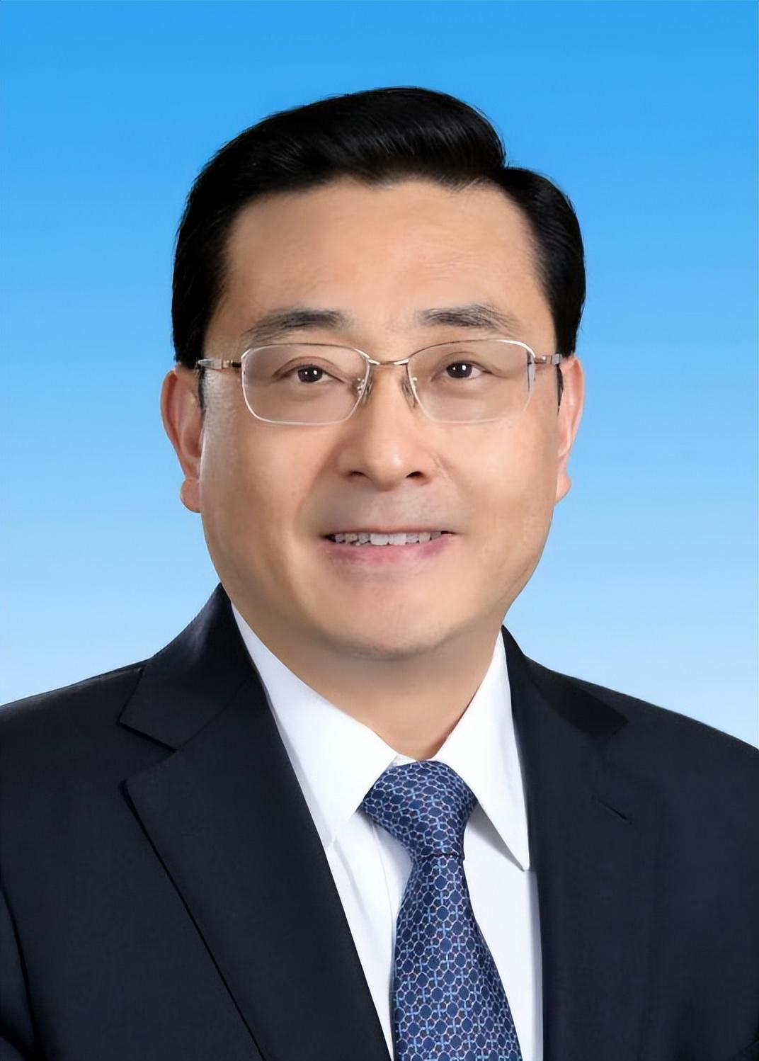 这是一只真正的大老虎，而且是巨大的隐患，多亏能够及时查处。一是费高云的职务较高，