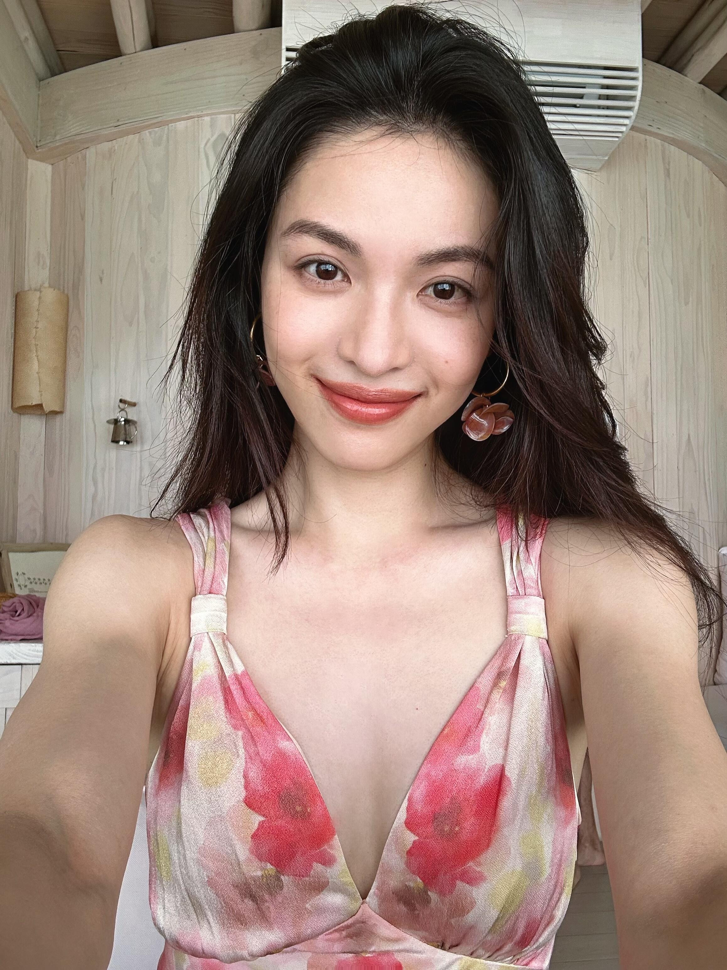 钟楚曦海边泳衣plog钟楚曦真的好鲜活，自信又生命力旺盛的美丽女人，美得热烈又张