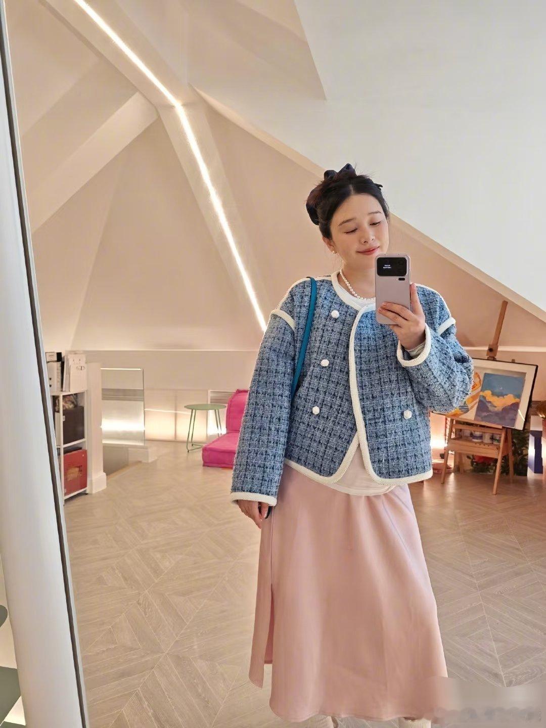 阚清子晒孕后期对镜拍状态真的很好，不看肚子根本看不出快要生宝宝了