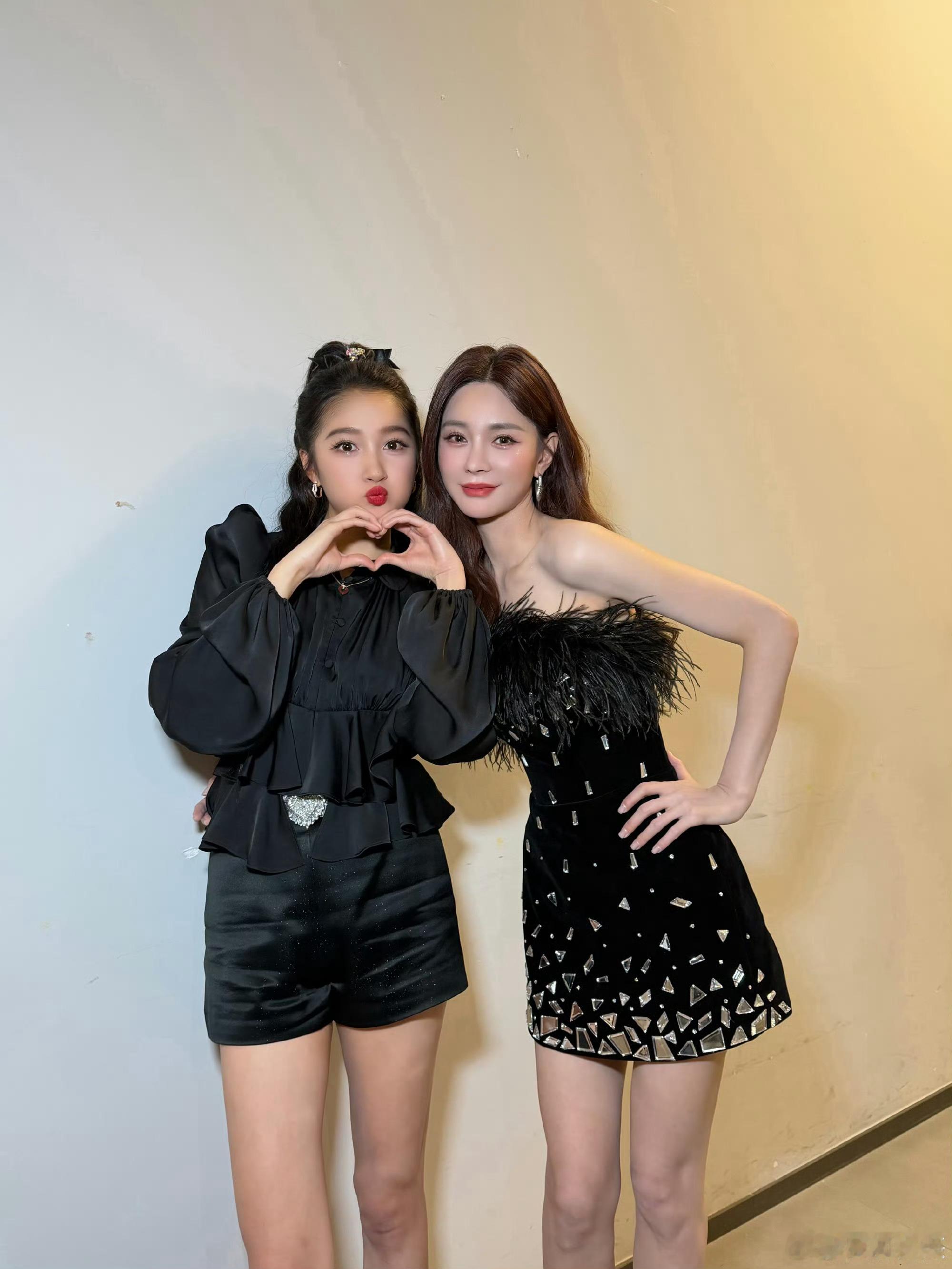 沈梦辰晒出在后台跟关晓彤、王星越合影，照片中三人紧挨站立，沈梦辰居中，关晓彤挽其