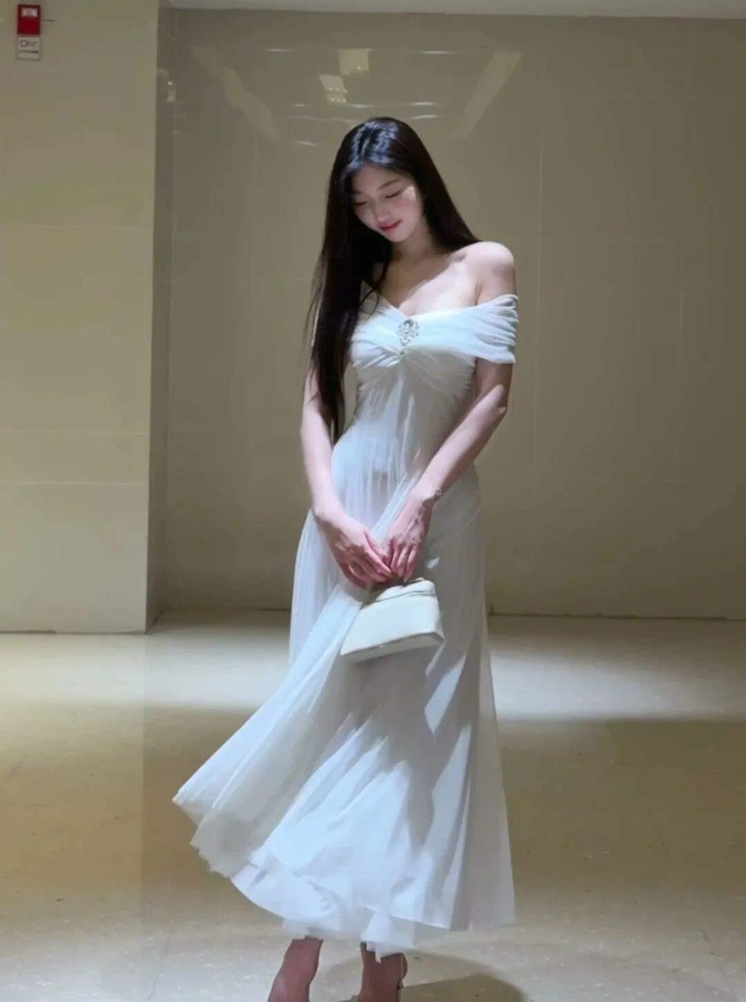 优雅白裙，气质动人，宛如仙子降临。