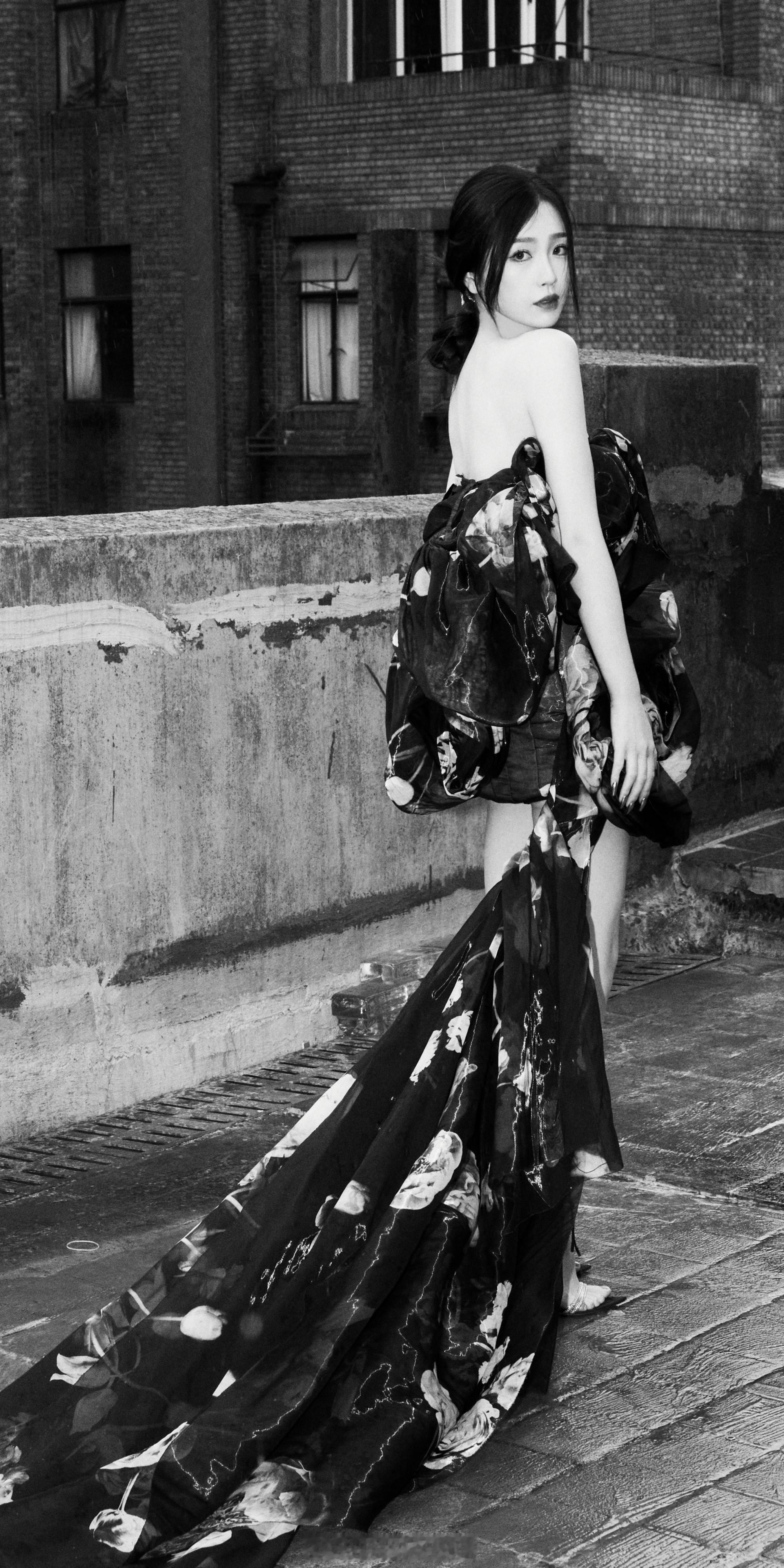 虞书欣异域风鎏金刺绣长裙