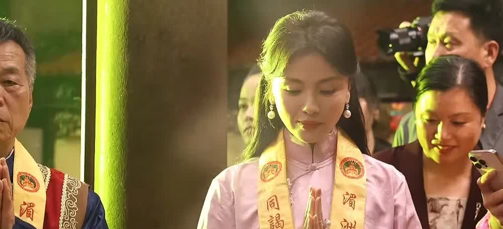 真心觉得福建人这样做欠妥，把神明跟明星捆绑在一起，真的有点亵渎神明，并不是说