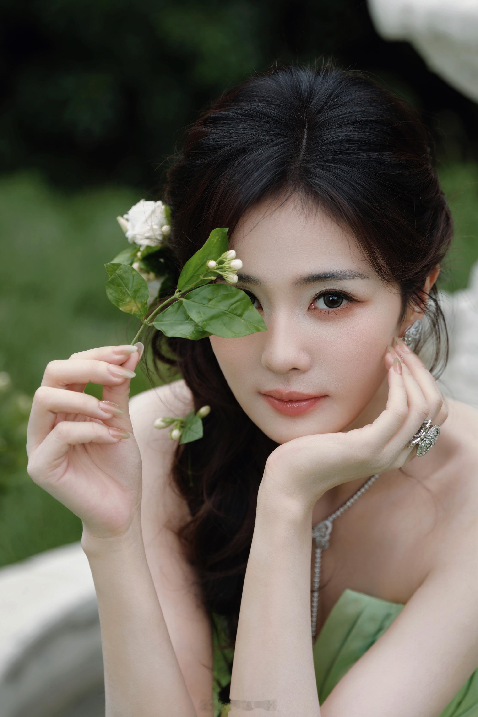 抹胸裙簪茉莉花、温婉清新淡雅怡人——白鹿。每日明星美图分享不发她美图的时候，她