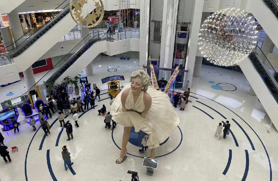 大连中央大道的梦露雕像拆了！其实这尊雕像的争议一直没断过，在美国就因被指强化“男