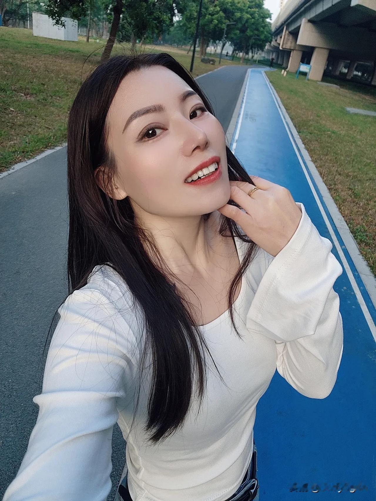 愿你在这纷扰世界中，始终记得：‌快乐常在不经意间降临，把握每一份小确幸‌。‌早安