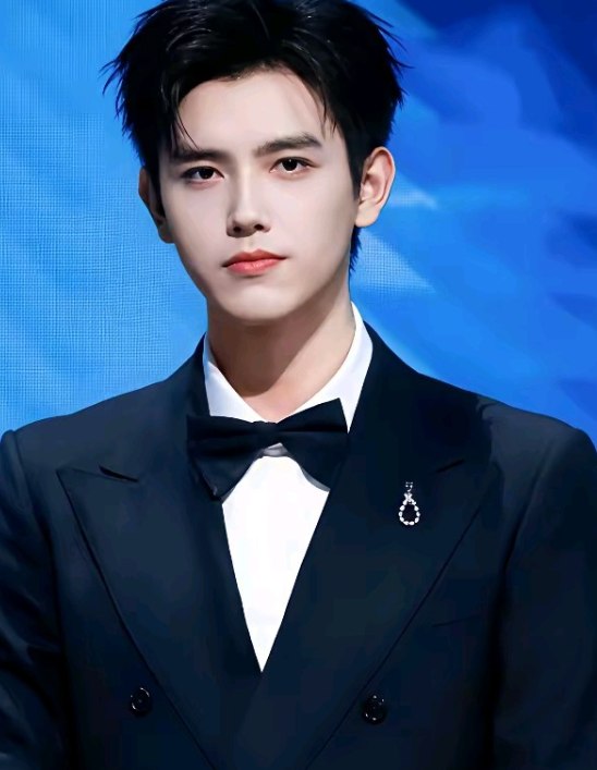 谁能想到《纯真年代的爱情》男主陈飞宇现实里比小说男主还离谱2000年出生，1