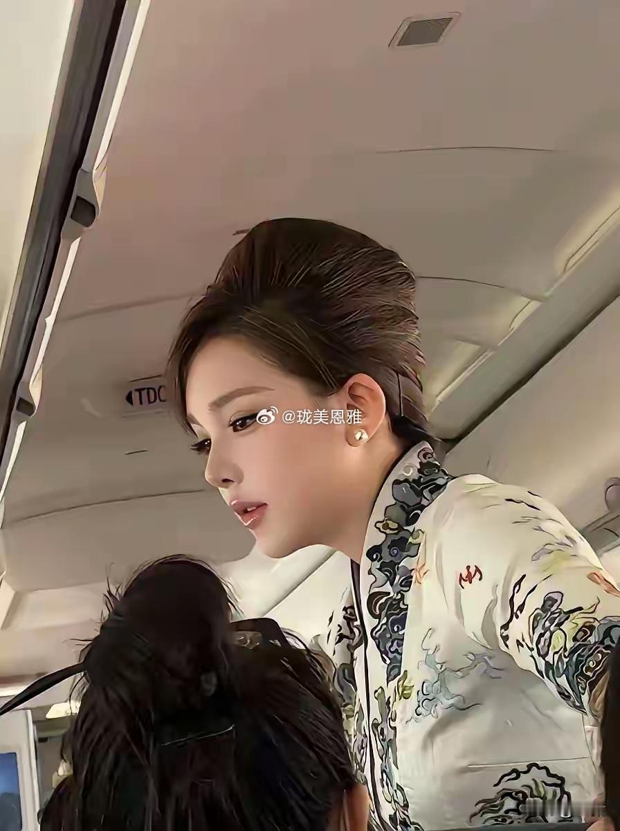 海航空姐，同样的一个人相差有点大哦，是拍摄角度的问题吗？​​​