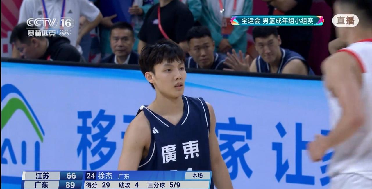 广东全运男篮超级球星徐杰真是彻底的杀疯了！在今天广东全运男篮以96：73大胜江苏