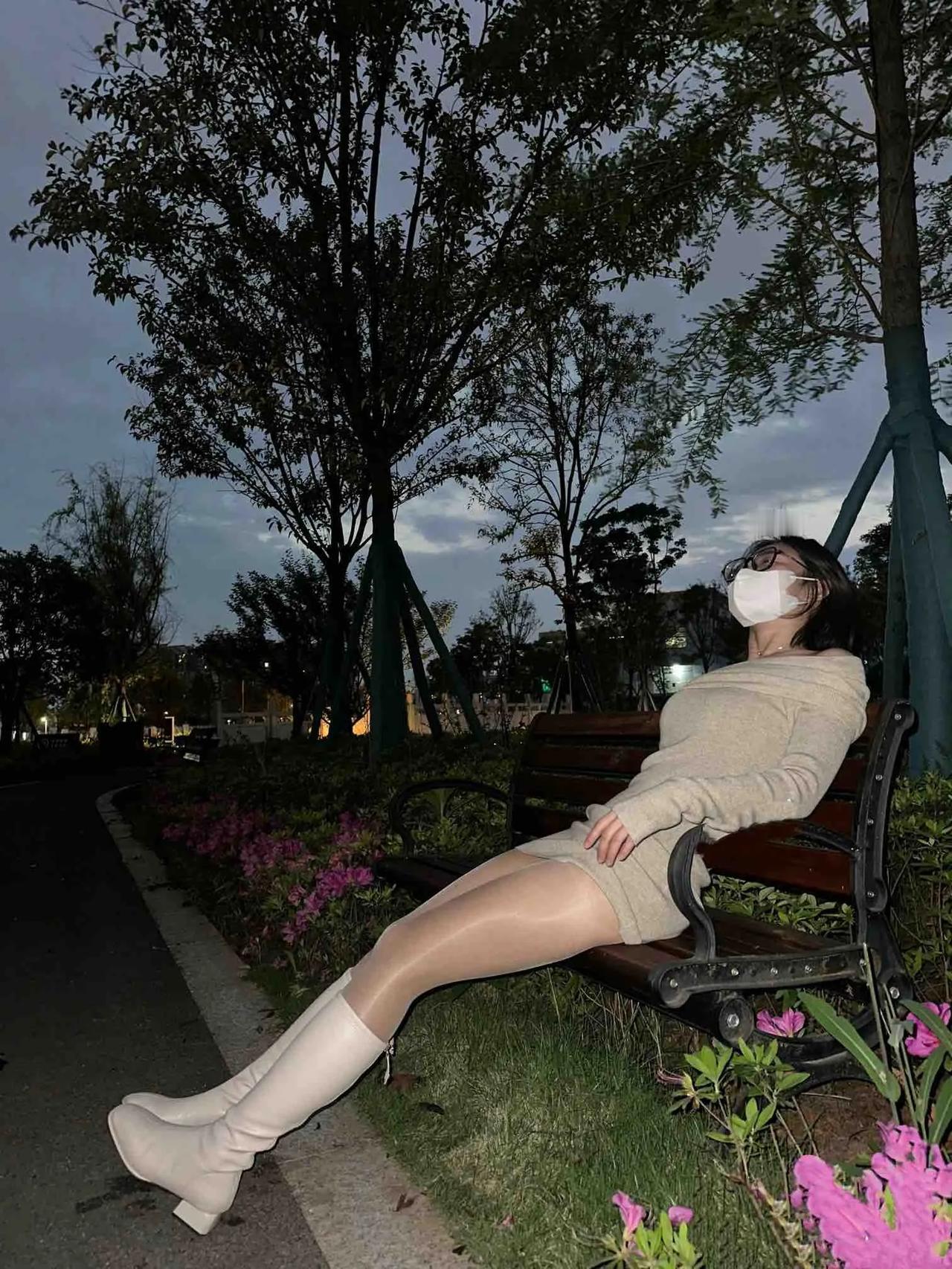 今天520，怎么连晚上公园里的人都变多了[吃瓜]