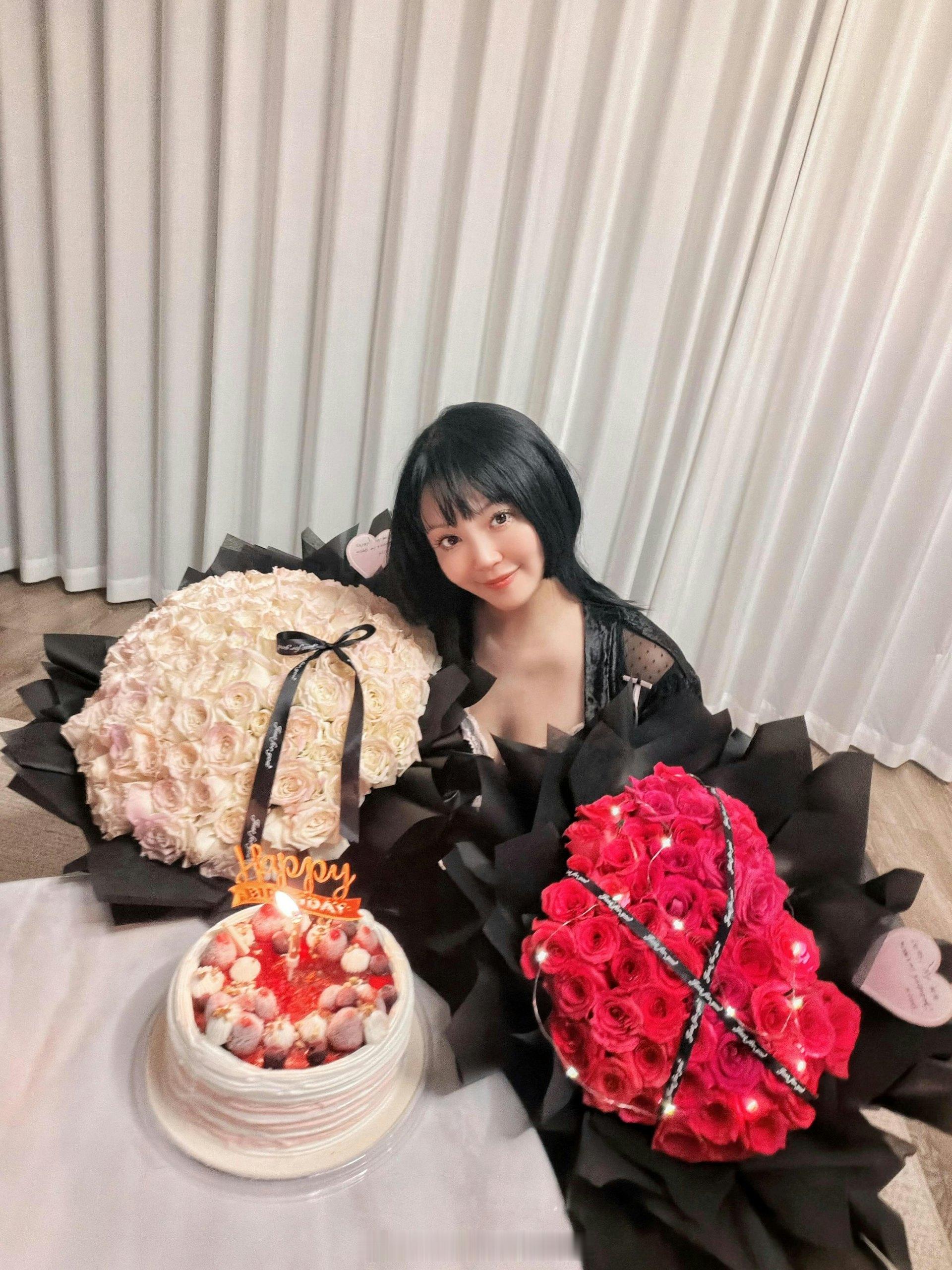 前港姐麦皓儿结束与葱头十年恋情，接连收到鲜花、足金项链，追求者不断37岁前港姐麦
