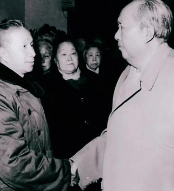 陈毅元帅追悼会上，毛主席看到了粟裕，突然趋步上前，一把紧握粟裕的手，深情地说：“