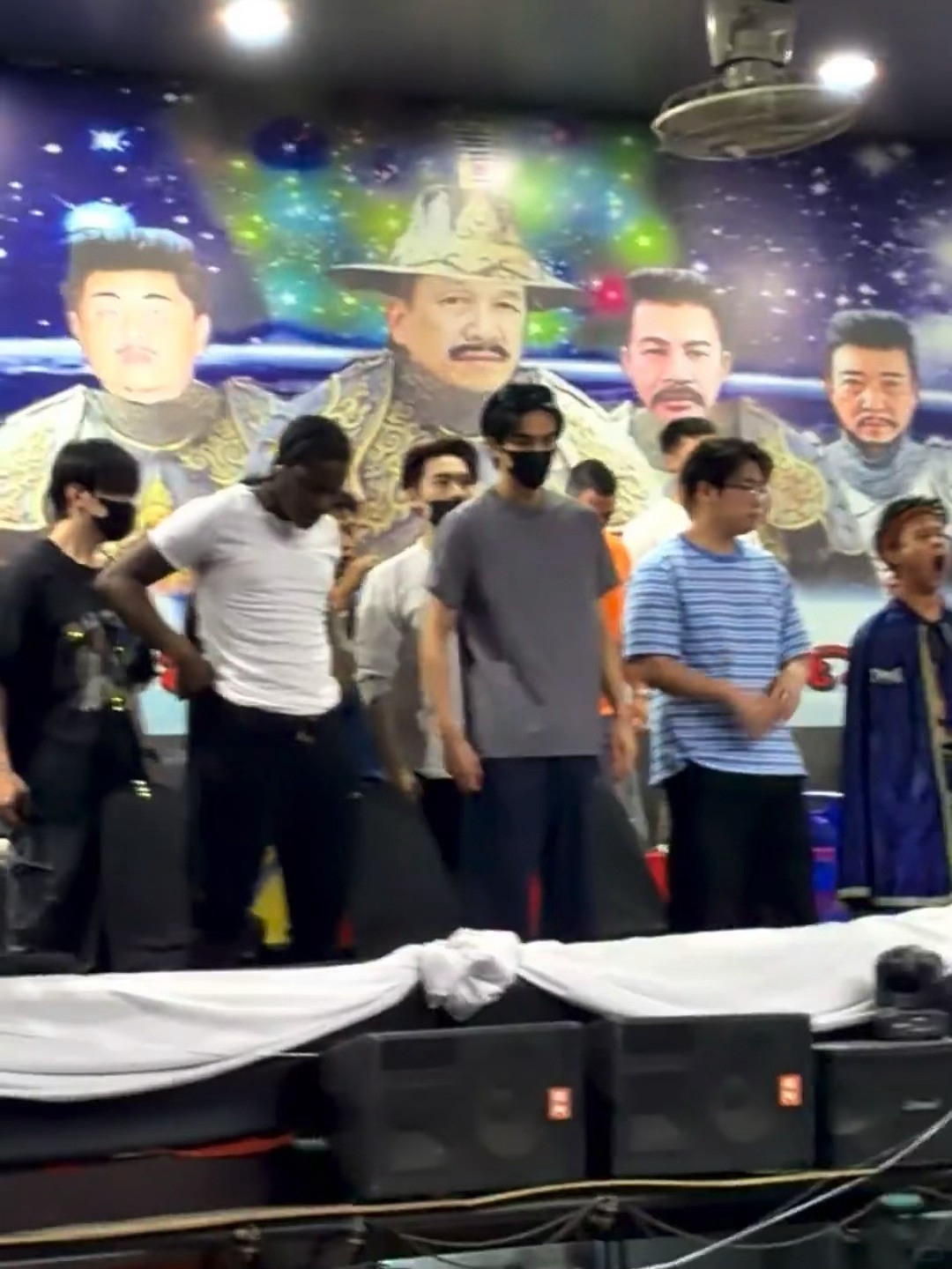 宋威龙在泰国看拳击赛，高糊都挡不住的浓颜大帅哥，这眉眼冲击力太强了