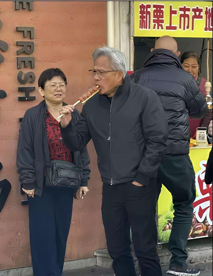黄仁勋回到国内一点架子也没有，连衣领也从不拉上去，就怕被卡脖子