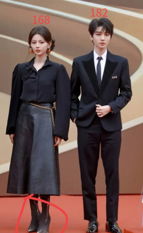 王俊凯网传身高182，但站在168的杨超越身旁也不显高啊