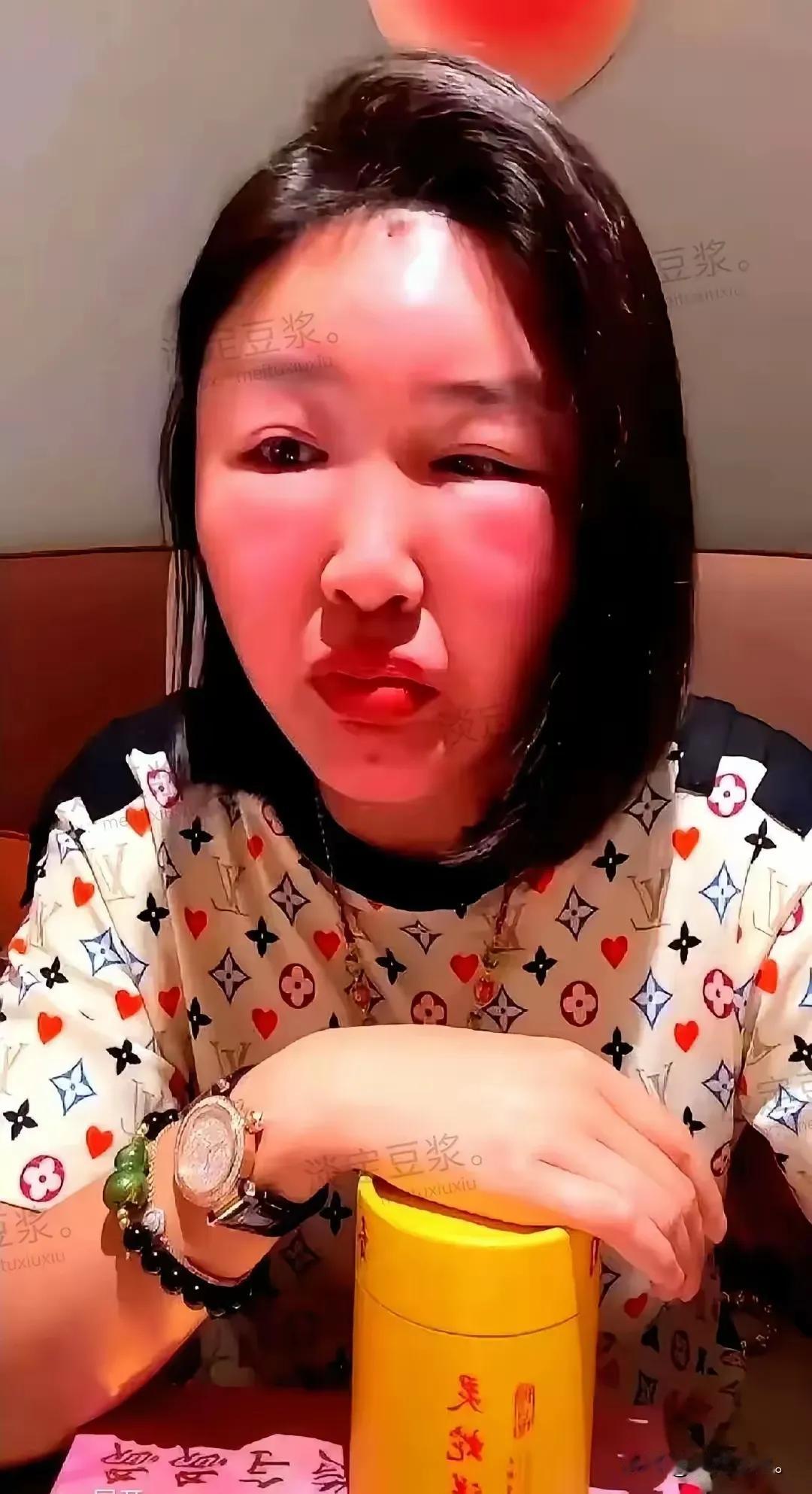 申花球迷今天半场集体高潮了！！！海港和国安都半场0比1落后。申花球迷集体高潮