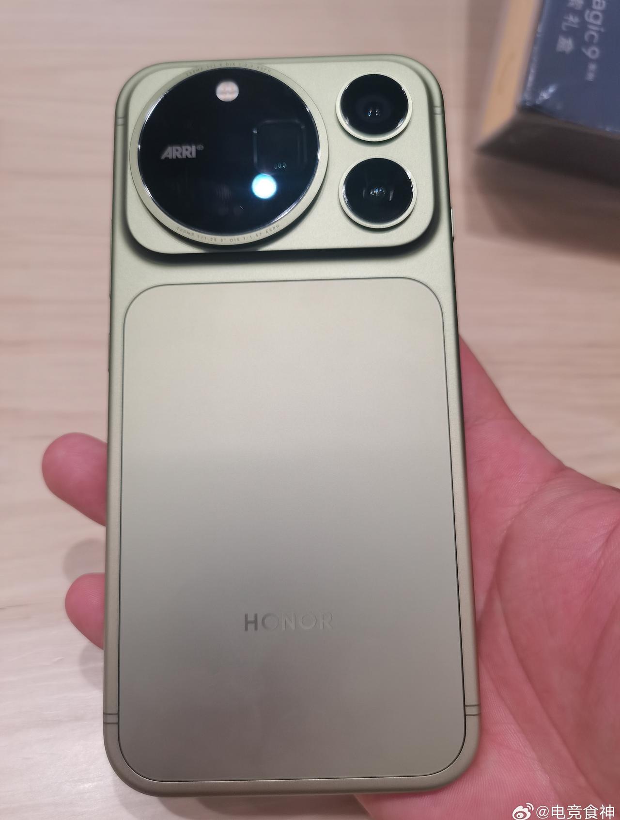 那会去店里转，工作人员刚收到机器拆开看了下magic90promax像