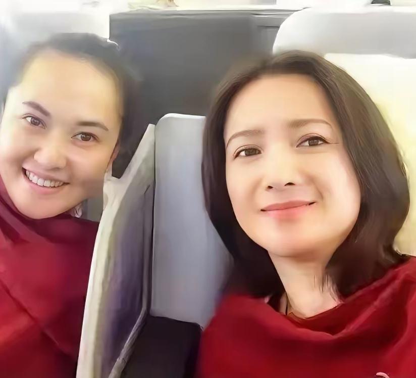 刚看完何晴好友徐松子的悼文，我才知道，许何14岁搬出父亲家，根本不是因为叛逆。谁