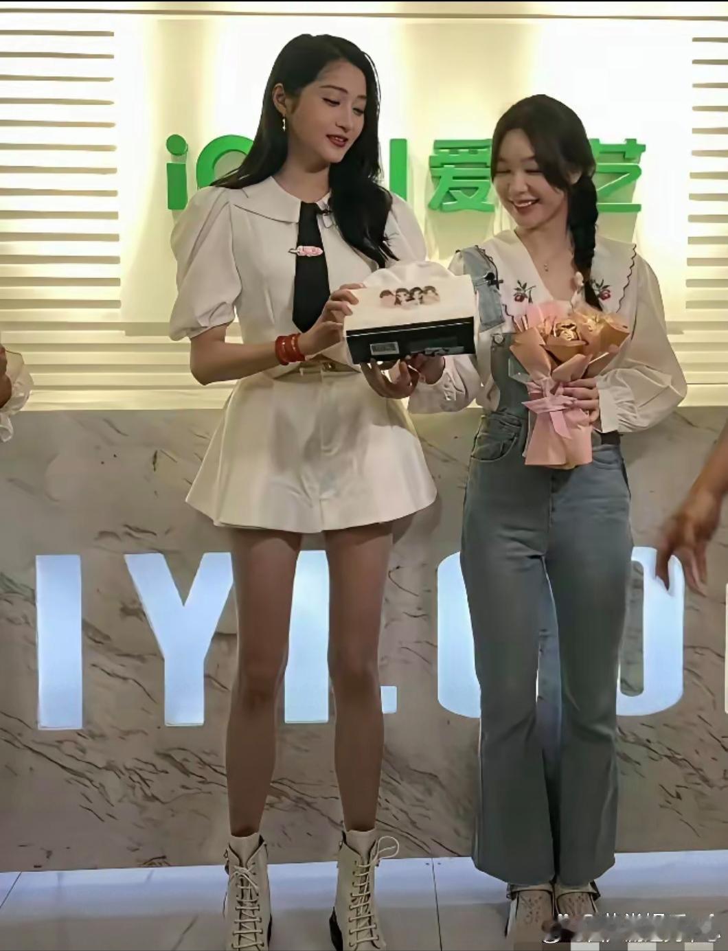 中韩腿王，关晓彤172.4cm、97年出生，张元英173cm、04年出生，你猜谁