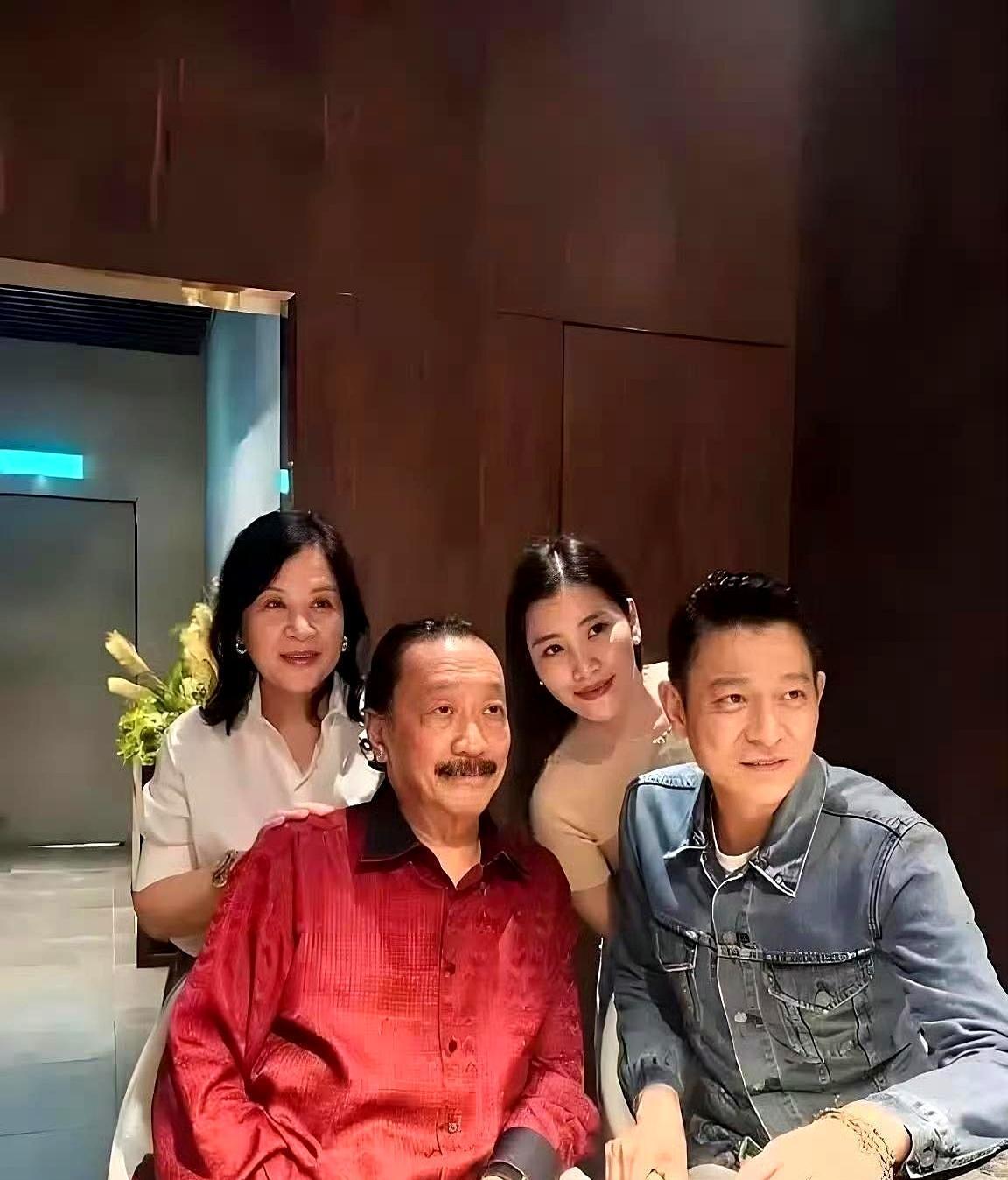 刘德华这趟回马来西亚，桌上谈的不是家事，是生意。狗仔的镜头只拍到家庭聚餐。但