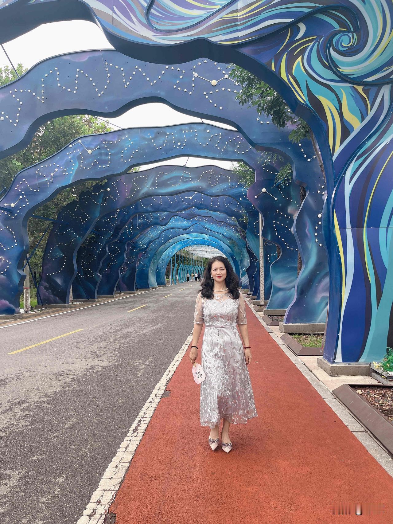 发现没有女人一旦50多岁以后，能做到：“眉眼如初……”的女人，大概率住的房、坐