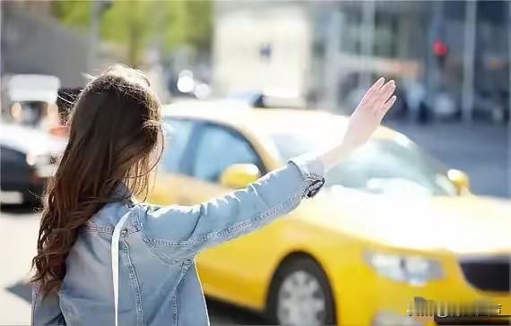 湖南邵东，17岁女生私下搭乘顺风车。路过服务区，司机下车直接锁死车门，女生以为只