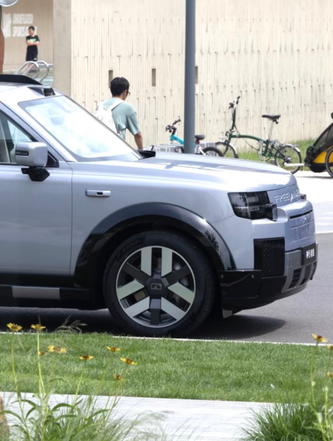 路上偶遇神行者Freelander8顺便猜一波配置：1、有后轮主动转向，开起来