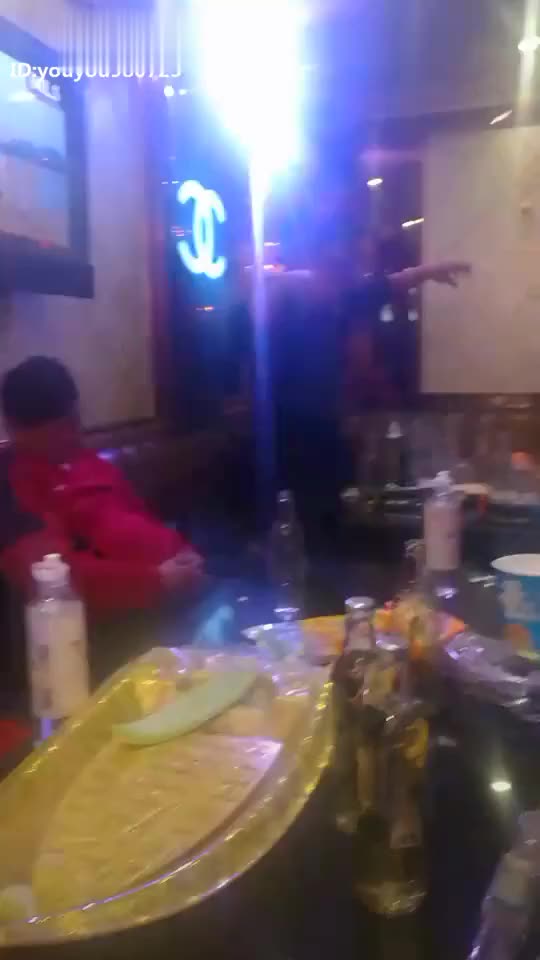 假装在ktv的照片,ktv一桌子啤酒的照片 ktv唱歌