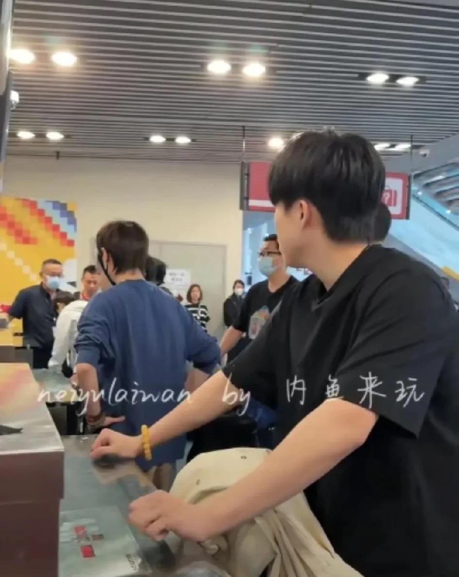 国乒队提前结束封训，这就相当于闭关修炼提前出关了。据曹威晒出的他自己的鞋，仅仅