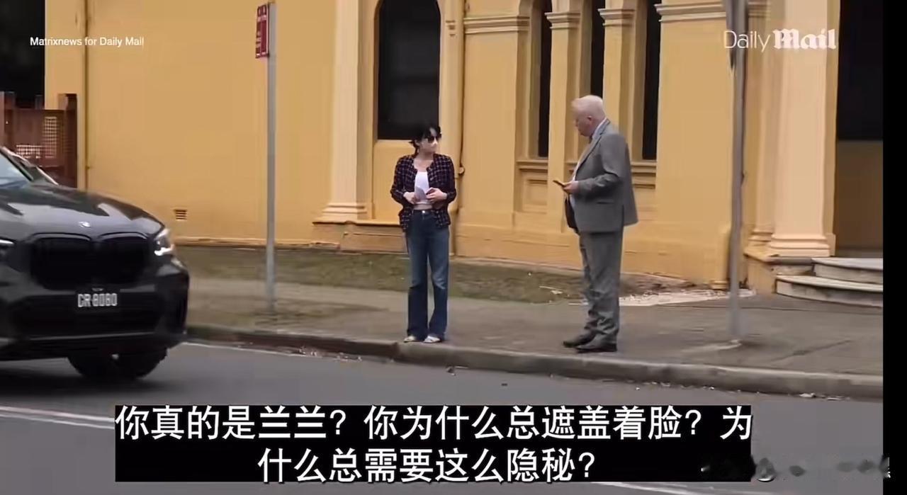 她绝对是一个见过大场面的，面对记者，从容不迫，怒目而视，轻蔑中带着不怒自威。