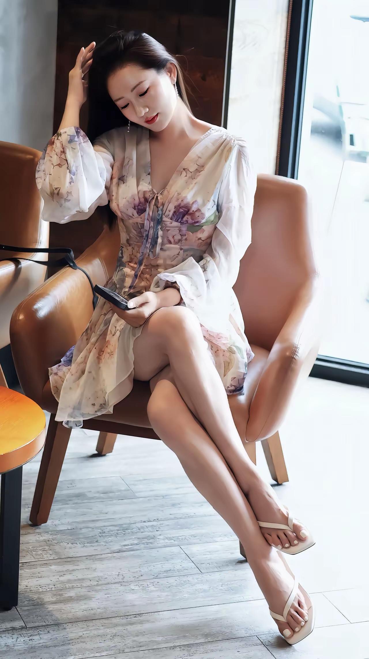 美女小姐姐身材不错，优雅有魅力。