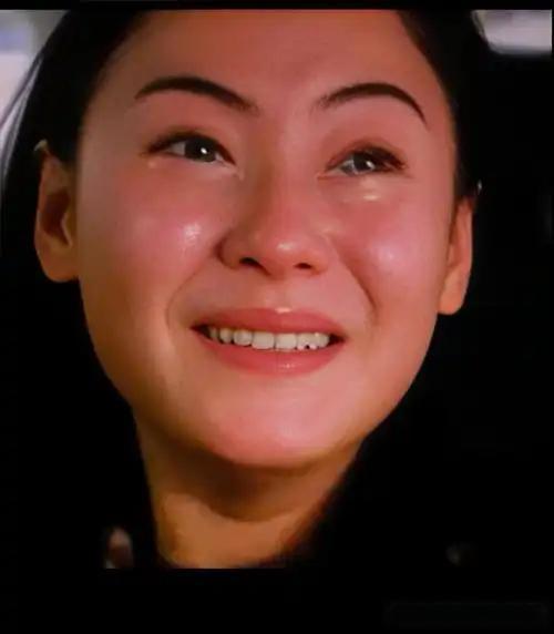 法庭上，她声泪俱下地喊出“我两天没睡觉，对我很不公平”。一场涉及4000万港