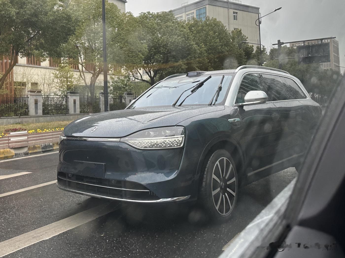 首批问界M9车主实名曝撞车，维权反遭删帖封号这事没有半分可洗的空间，全是赤裸裸的行业沉疴。第一，几十