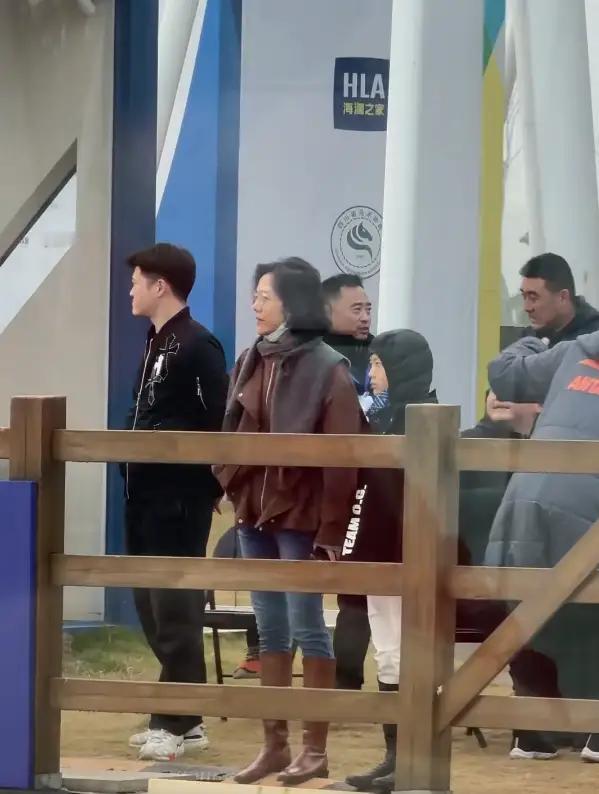 汪涵老婆儿子现身成都马术赛场。12月1号，有网友偶遇杨乐乐带着儿子沐沐在赛马场边