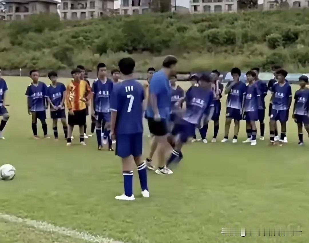 一个被中国足协终身禁足的前国脚，为什么会出现在青训场上？近日，在上海幸运星足