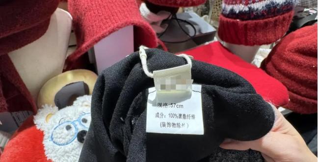 最近“一身塑料过冬”的话题超火，还笑称自己穿的是“行走的塑料瓶”。记者走访杭州