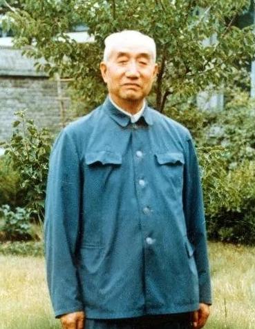 1988年夏天，洪学智和秦基伟站在徐向前家门前，手里提着个工具箱，两人原本是来探