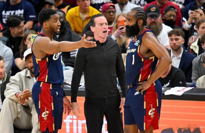 NBA季后赛东部首轮，骑士89-93不敌猛龙，大比分被扳成2-2平。在中场，前N