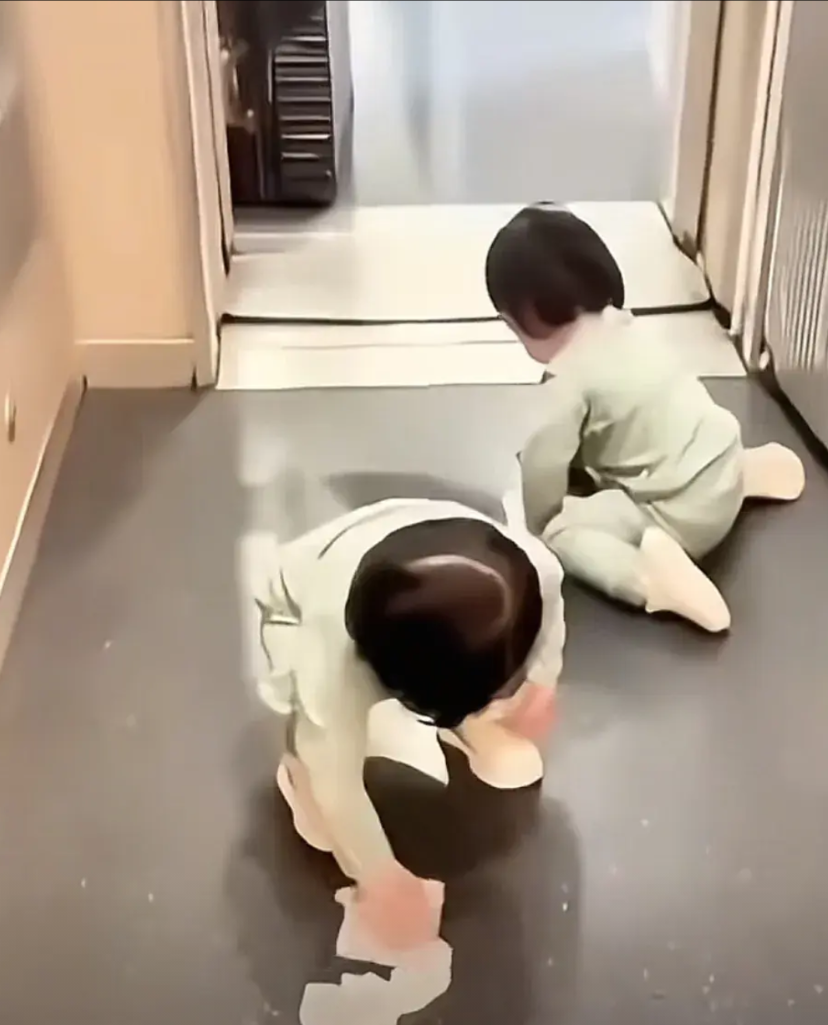 一位妈妈带着两个孩子坐高铁，她怕孩子在高铁上闹腾，于是就想出了个办法，她给两个孩