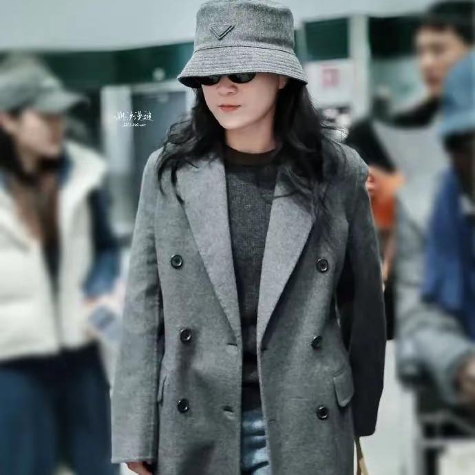 天呐44岁贾玲米兰亮相再瘦出新高度，这哪里是简单的变美，分明是撕开了内娱的舒