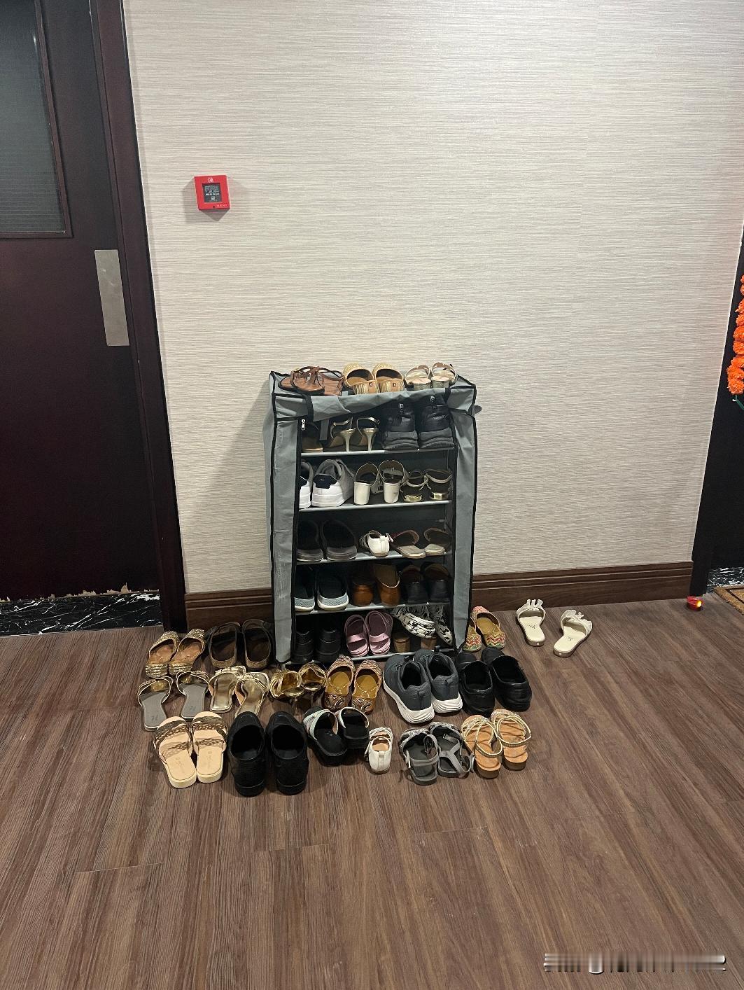 两居室里面进去了35个印度人。印度的排灯节，我的印度邻居在招待他的亲戚朋友，专