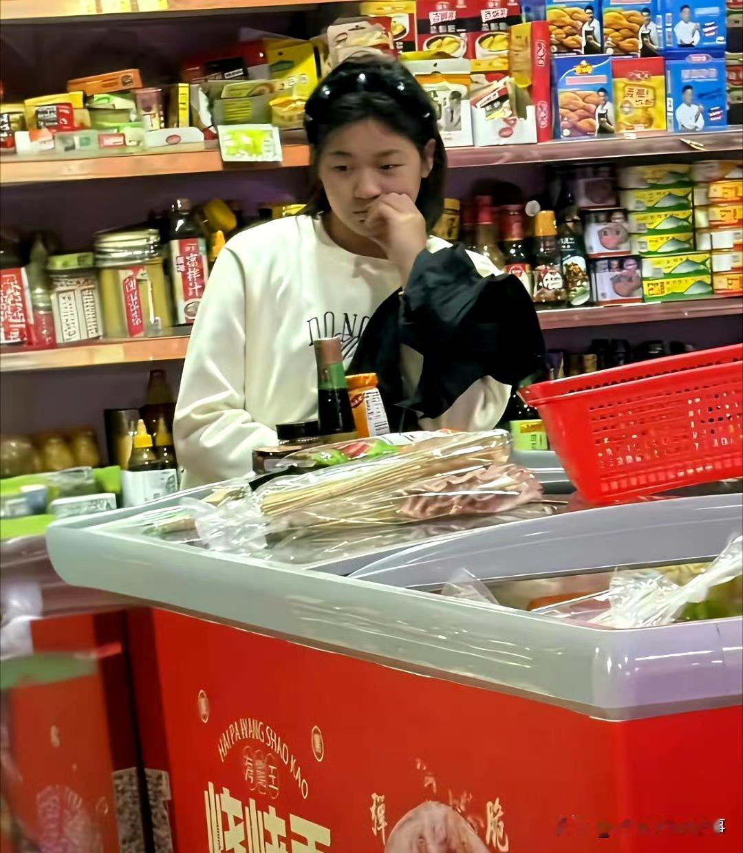 全红婵广州南沙被偶遇：奥运冠军在菜市场挑菜超接地气昨天有网友在广州南沙马克