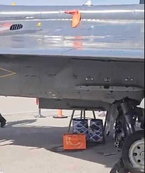 【印度“光辉”形象尽失】在2025迪拜航展上，一架停放在展台上做静态展