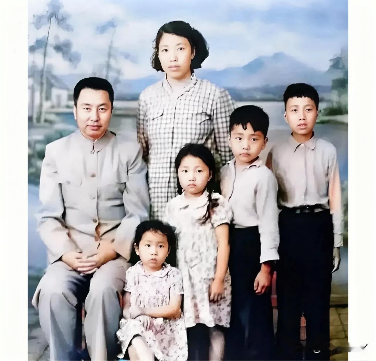 这才是他们一家六口的真实相貌，并非演员所扮演的角色！这张珍贵的全家福摄于上世纪6