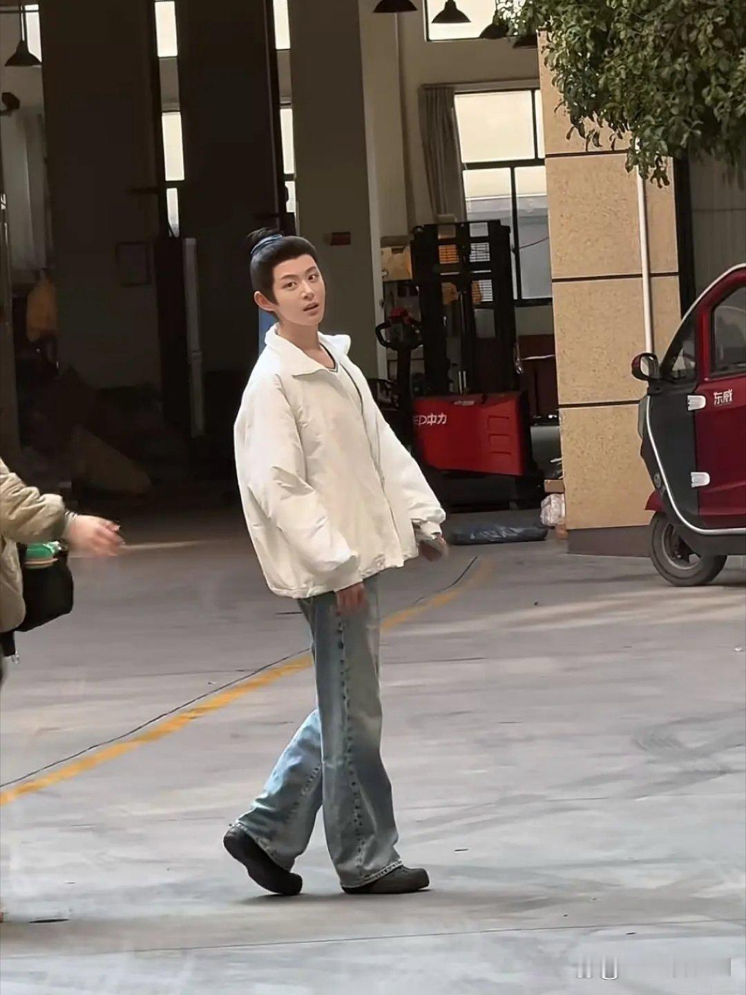 没人猜出来吗？？？这是女扮男装的赵晴！！！