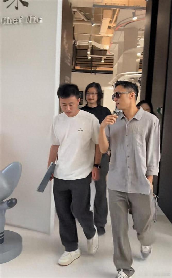 谢霆锋北京被偶遇，一身打扮太朴素了，个子不高，仍然戴着墨镜