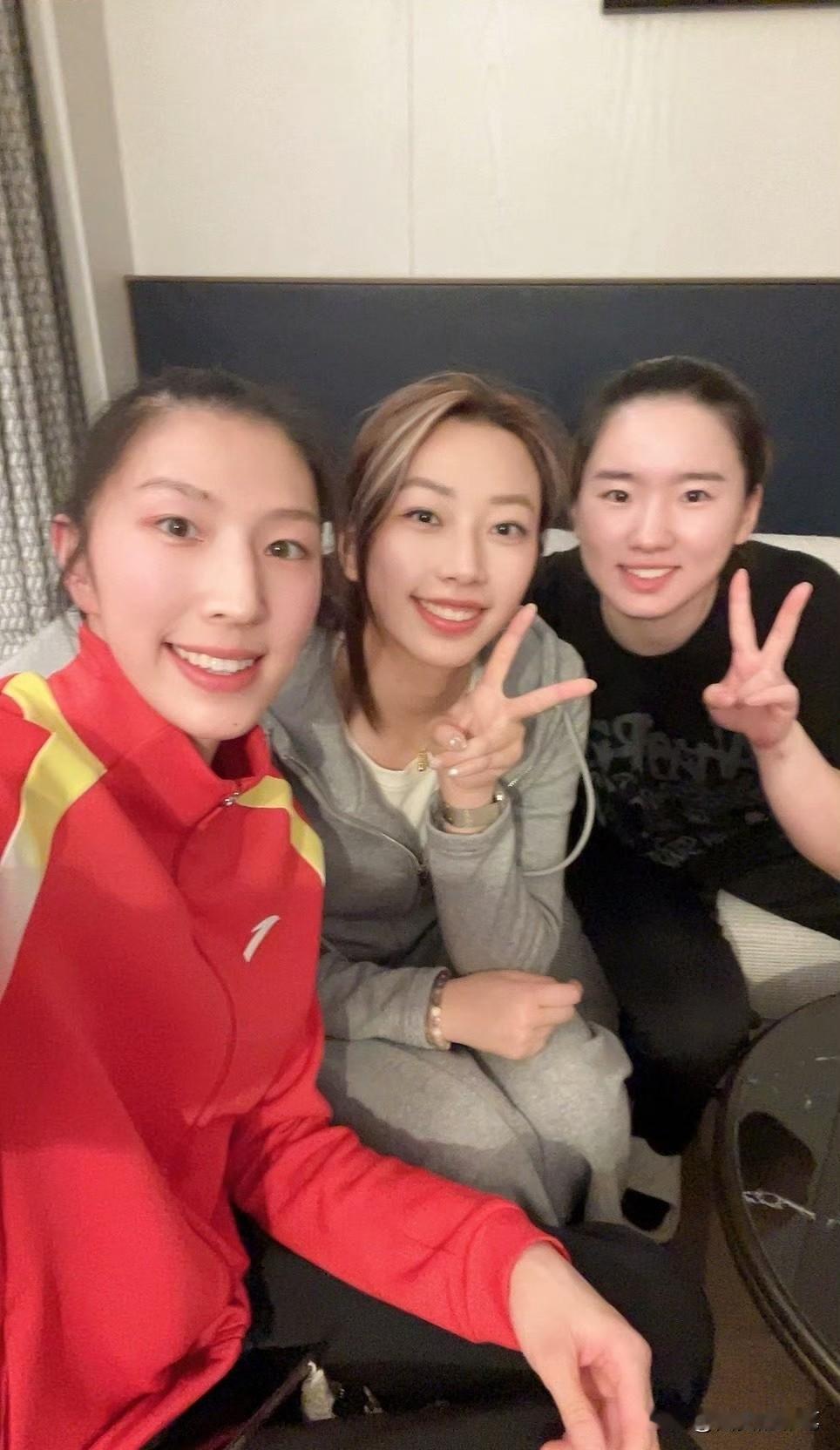 看看这两位排球美女，是谁[呲牙笑]没错，吴晗和孙燕，也到现场为江苏女排姐妹们加油